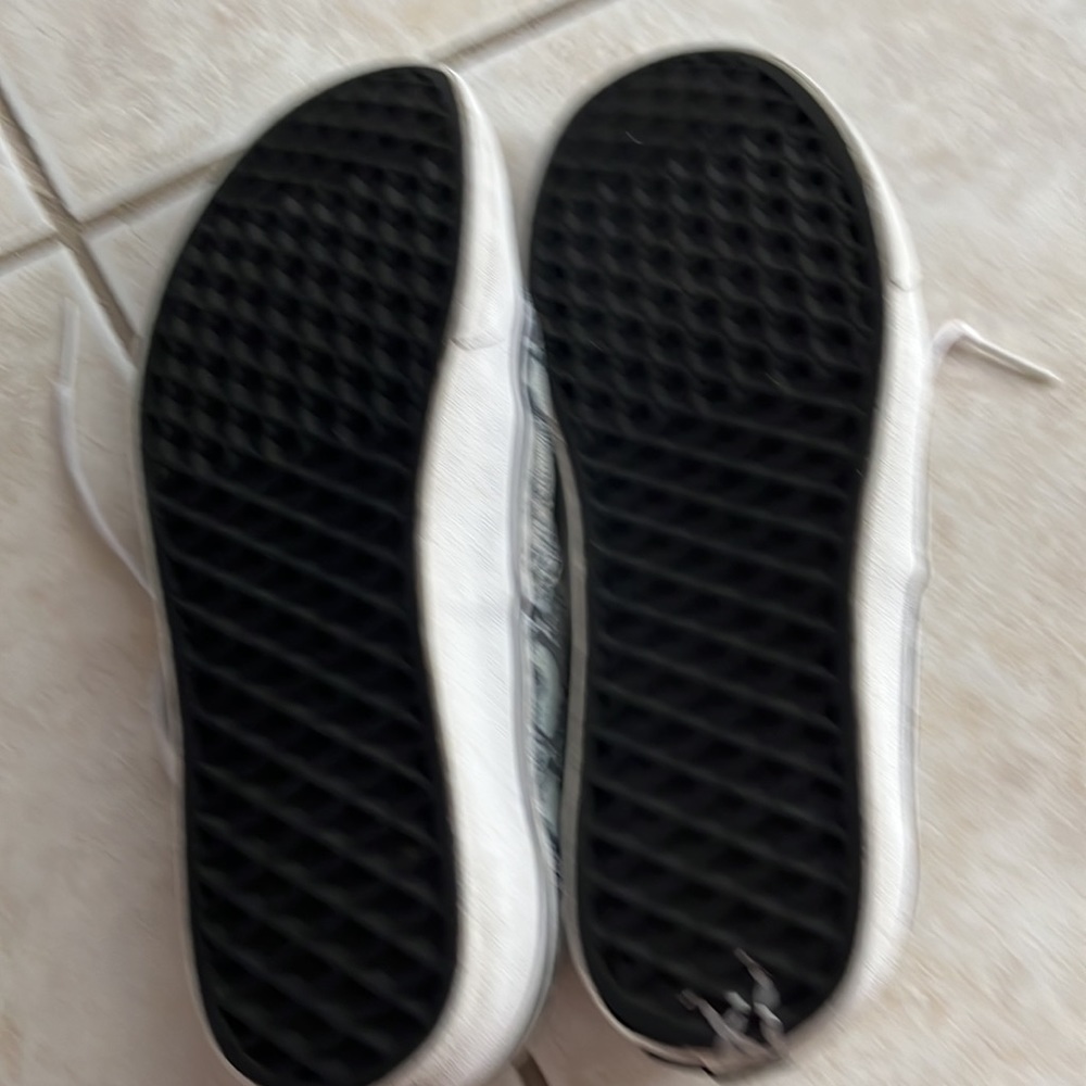 Vans - Picture 5 of 8